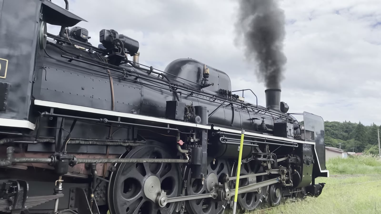 野沢駅を発車するSLばんえつ物語