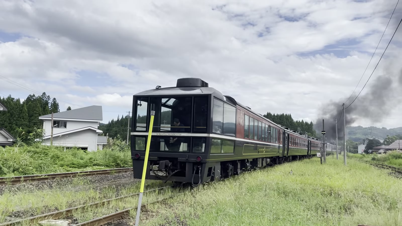 野沢駅を発車するSLばんえつ物語